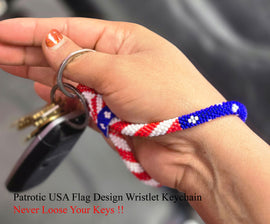 Handmade American Flag Design Beaded Keychain Bracelet Patriotic Color Glass Beaded Car Key Holder Wristlet for Women Keychain Bracelet Cute Keychain Accessories Cute Wrist Strap Gift