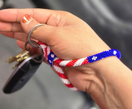 Handmade American Flag Design Beaded Keychain Bracelet Patriotic Color Glass Beaded Car Key Holder Wristlet for Women Keychain Bracelet Cute Keychain Accessories Cute Wrist Strap Gift